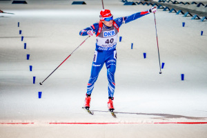 Ondřej tušil, že v závodě budou možná rozhodovat desetiny. Proto na závěr nechybělo ani pověstné vykopnutí lyže. Foto: Český biatlon, Petr Slavík