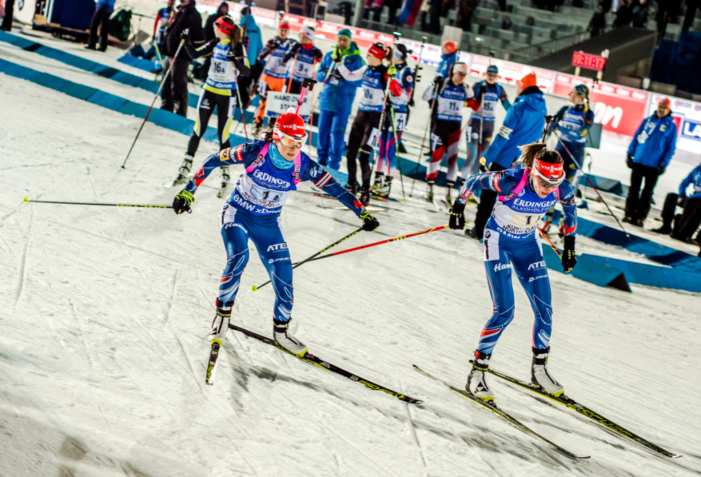 Předávka mazi JItkou Landovou a Veronikou Vítkovou. Foto: Český biatlon, Petr Slavík