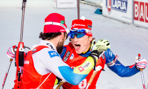 Na trati soupeři, mimo ni kamarádi. Ondřej Moravec se v cíli závodu objímá s vítězem Jakovem Fakem. Foto: Český biatlon, Petr Slavík