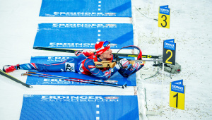 Na položce v leže se Ondřej Moravec trápil se zaseknutým nábojem. Foto: Český biatlon, Petr Slavík