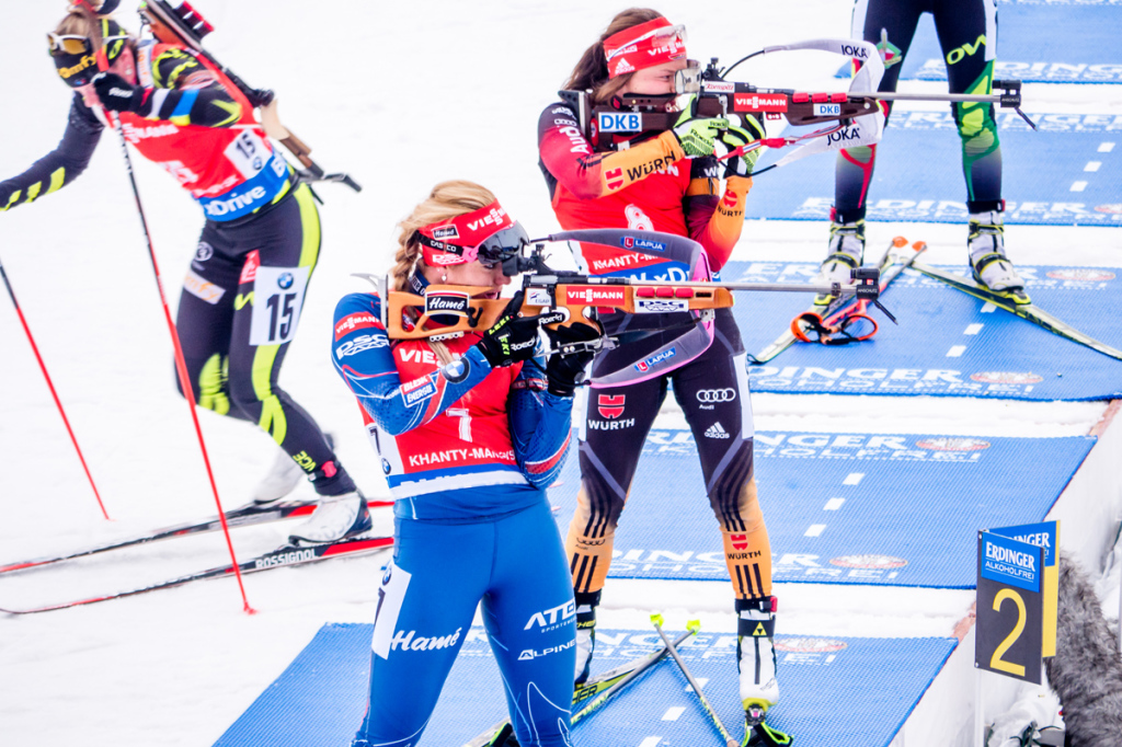 Poslední položku zvládly nejlépe Gabriela Soukalová a Laura Dahlmeierová. Foto: Český biatlom, Petr Slavík