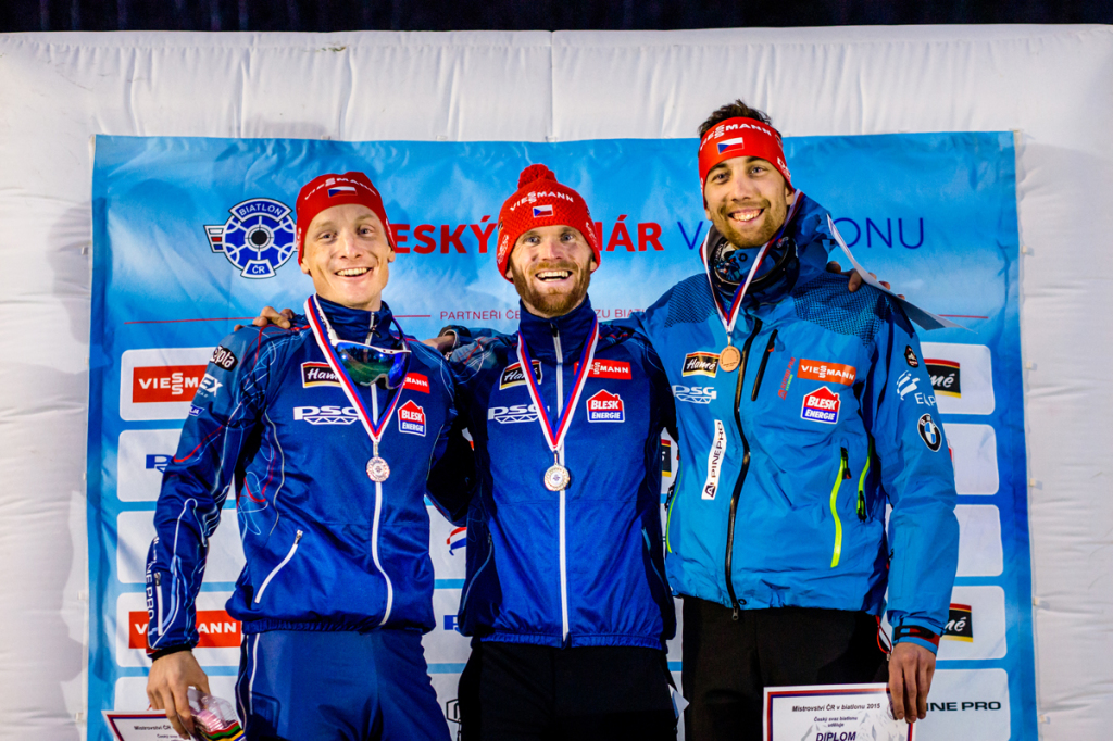 1. Michal Šlesingr 2. Ondřej Moravec, 3. Matěj Krupčík (všichni SKP Kornspitz). Foto: Český biatlon, Petr Slavík