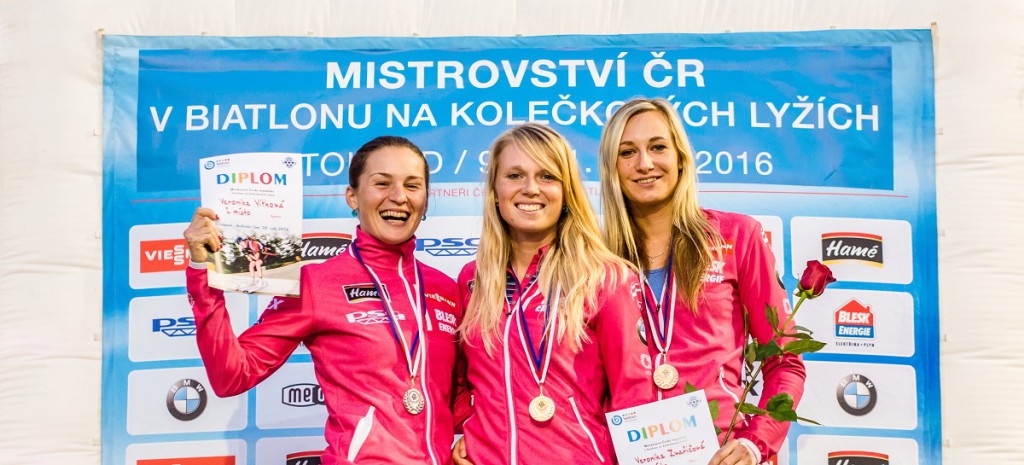 Úsměv Evy Puskarčíkové po vítězství ve sprintu MČR na KL 2016. Vlevo Veronika Vítková, vpravo Veeronika Zvařičová
