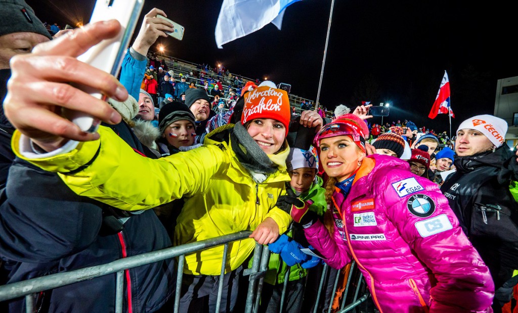 Gabriela Koukalová v zajetí fanoušků