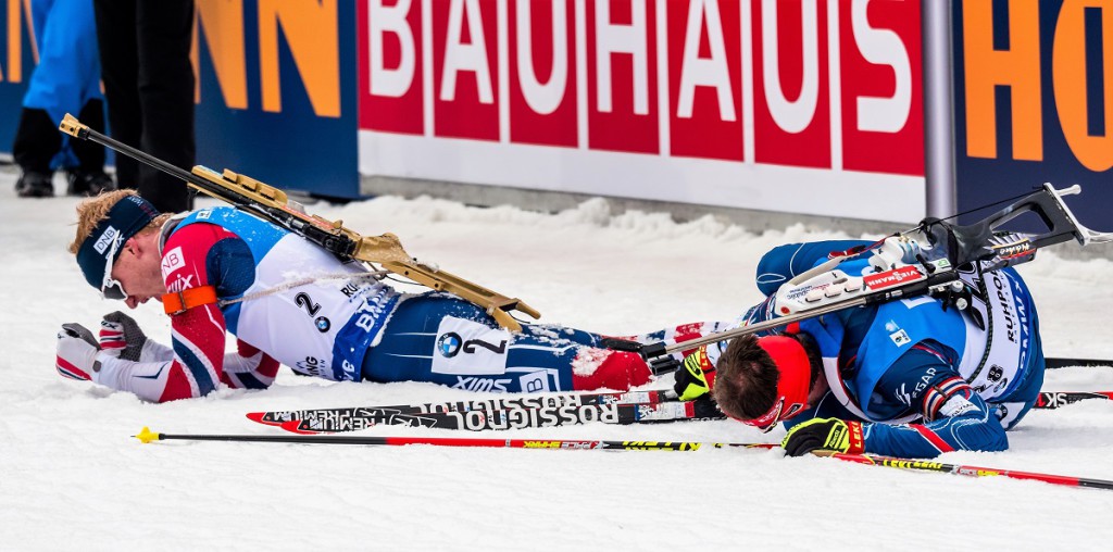 Michal Šlesingr vyčerpaný v cíli. Stejné pocity měl i vítězný Johannes Boe. Český biatlonista zaostala za Norem je o 15 sekund 