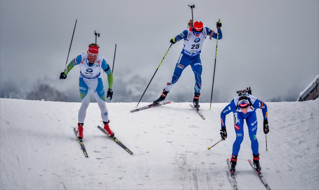 Michal Krčmář (číslo 25) zdolává společně se soupeři jeden z pověstných "velbloudů" 