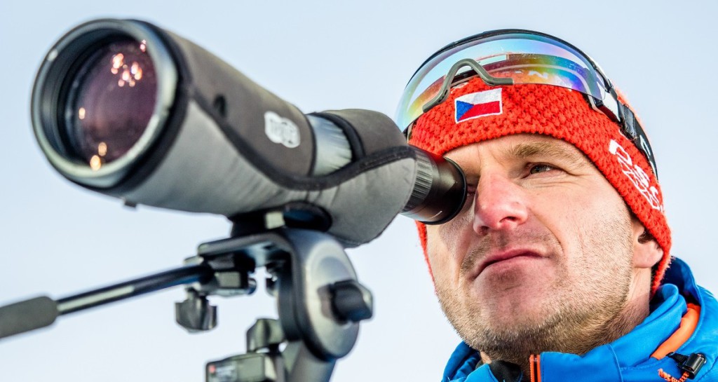 Zdeněk Vítek sleduje pozorně střelecké výkony svých svěřenkyň. Co uvidí během smíšených štafet?