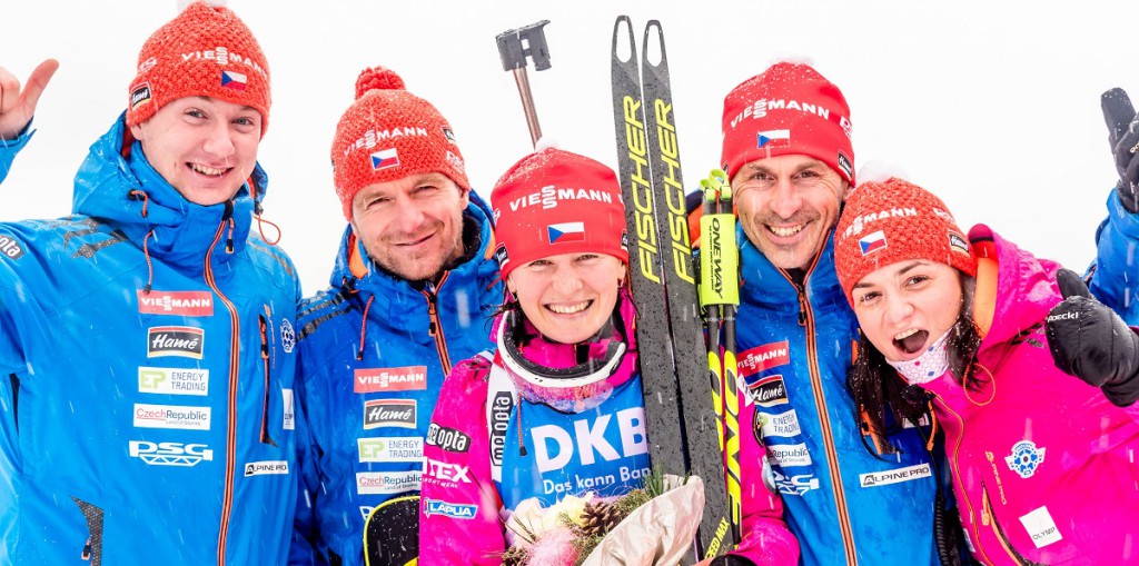 Podělit se o radost je vždycky víc. Zleva Aleš Ligaun, Zdeněk Vítek, Veronika, Jiří Holubec a Petra Sedláčková