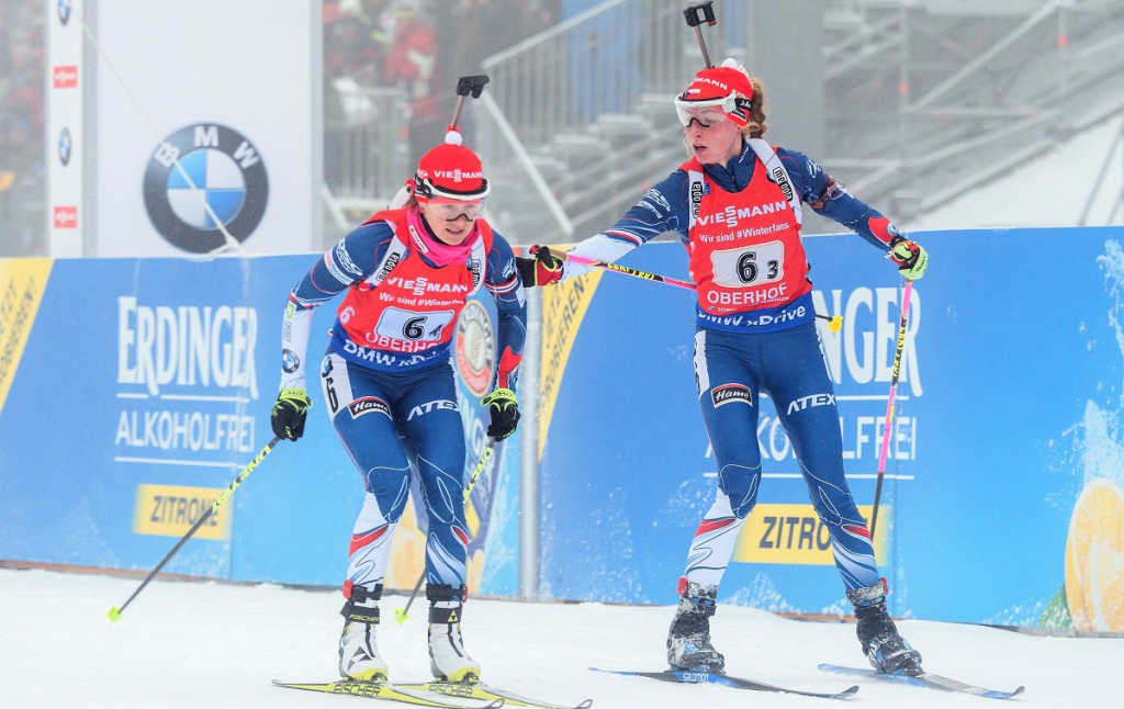 Předávka mezi Markétou Davidovou a Veronikou Vítkovou 