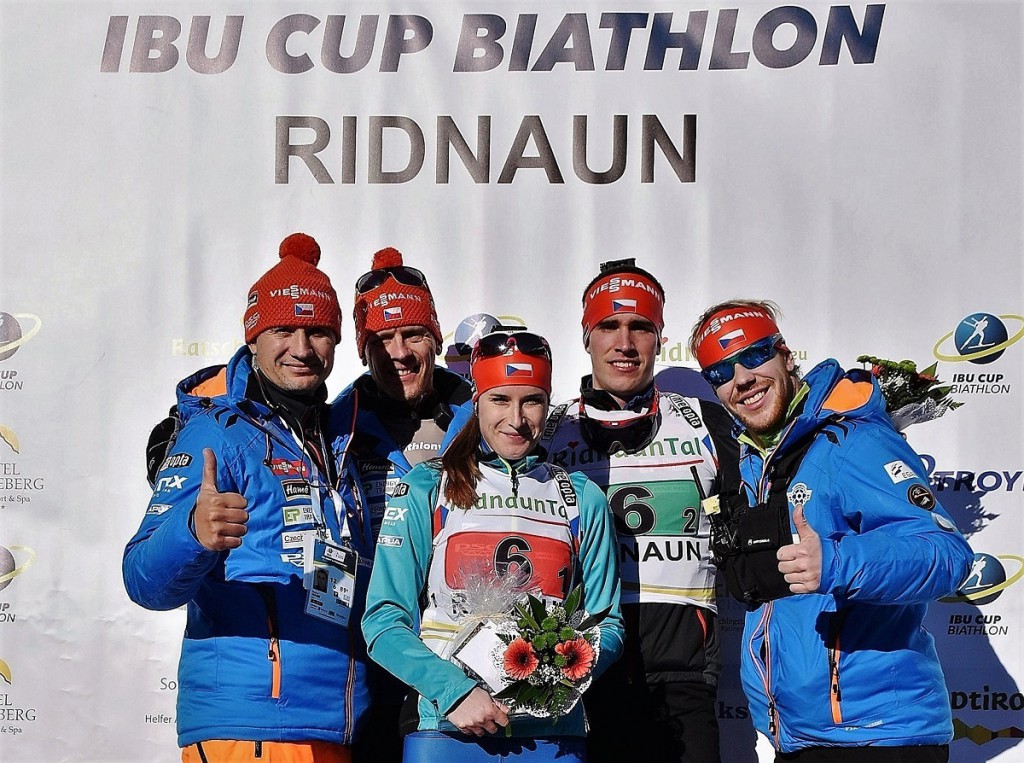 Úspěch singlu slaví (skoro) celý tým zleva: Marian Málek, Tomáš Kašpar, Lea Johanidesová, Tomáš Vojík a Marek Lejsek