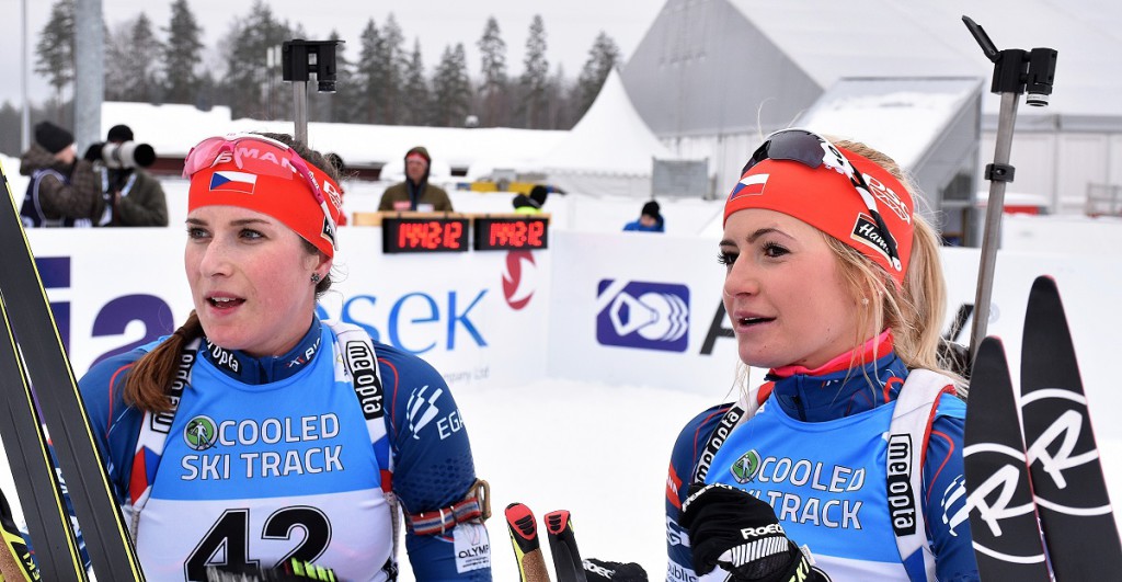Lea Johanidesová (vlevo) a Kristýna Černá v cíli vytrvalostního závodu