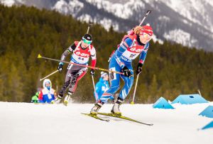 Na trati to dnes Evě Puskarčíkové nechutnalo, ale díky bezchybné střelbě vybojovala cenné 12. místo. Foto: Český biatlon, Petr Slavík