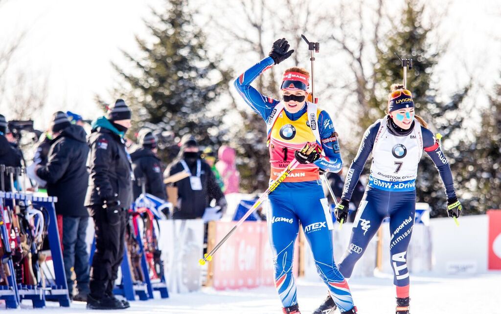 Příjezd na rozhodující závěrečnou položku společně s Italkou Wiererovou. Foto: Český biatlon, Petr Slavík