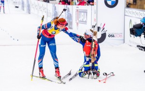 4. Gabriela Soukalová gratuluje v cíli vítězce závodu Marie Dorin Habert. Foto: Český biatlon, Petr Slavík 