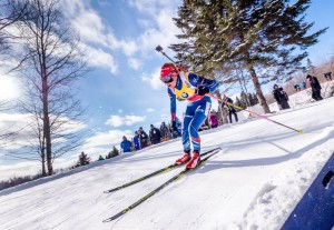 V jedné z ostrých a rychlých zatáček. Foto: Český biatlon, Petr Slavík