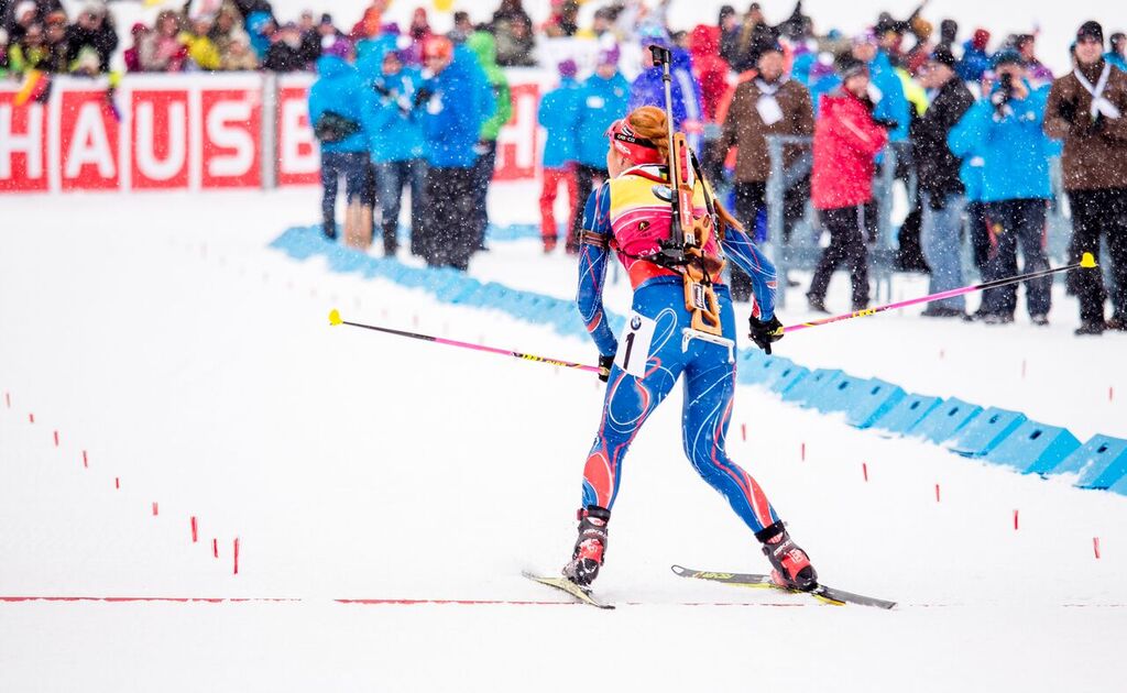 Netradiční průjezd cílem v podání Gabriely Soukalové. Foto: Český biatlon, Petr Slavík