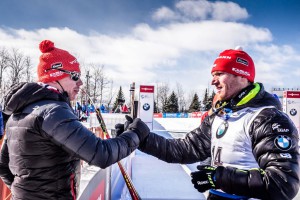 Zasloužená gratulace od trenéra mužské reprezentace Marka Lejska. Foto: Český biatlon, Petr Slavík