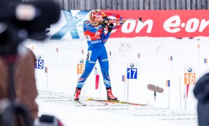 Lucie Charvátová na položce ve stoje. Foto: Český biatlon, Petr Slavík