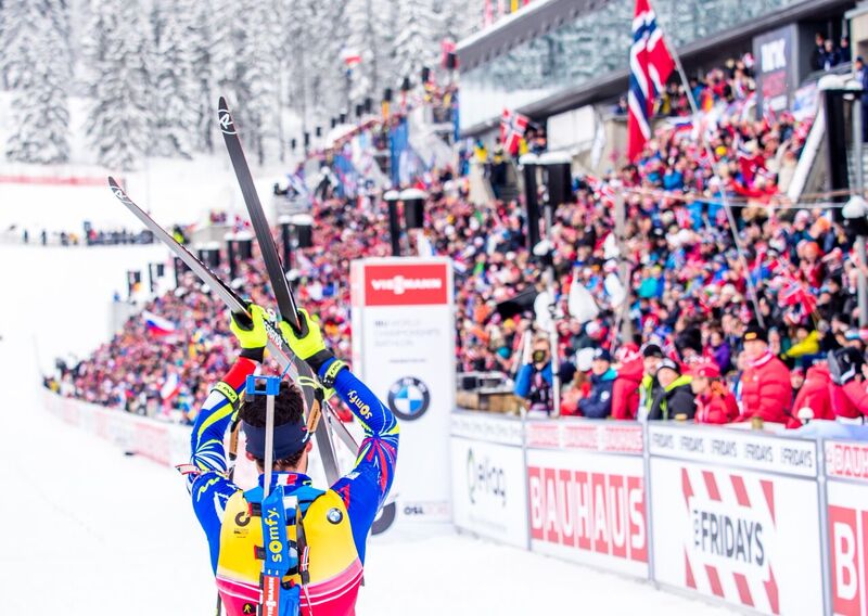 Vítězný Martin Fourcade zdraví diváky. Foto: Český biatlon, Petr Slavík