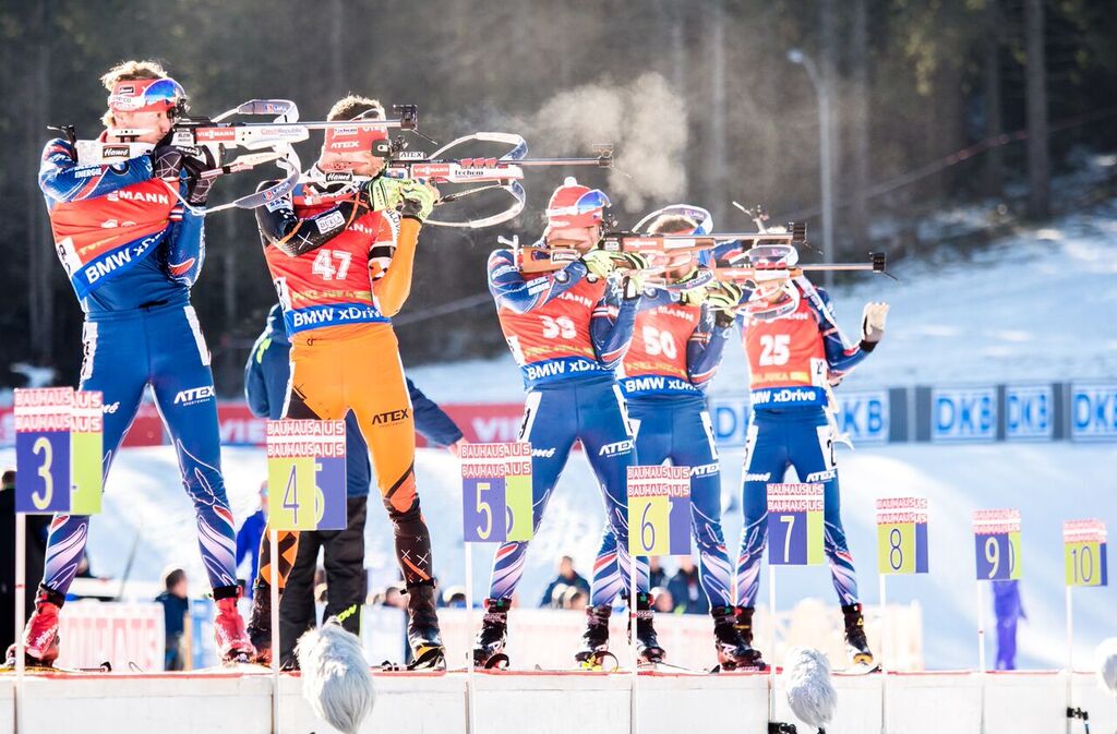 Čeští reprezentanti seřazeni na poslední střelecké položce stíhacího závodu v Pokljuce. Foto: Český biatlon, Petr Slavík