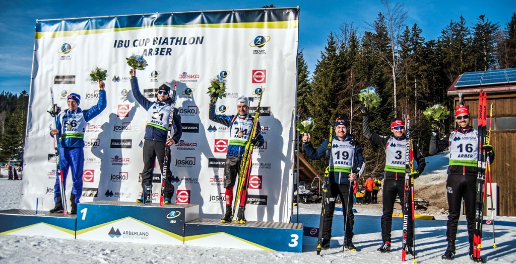 Široké pódium po vytrvalostním závodě IBU Cupu v Arberu. Nejvýše Jaen Guillaume Beatrix, mimo jiné bronzový olympijský medailista ze stíhačky v Soči! Vpravo pak Lukáš Kristejn a Tomáš Krupčík.  