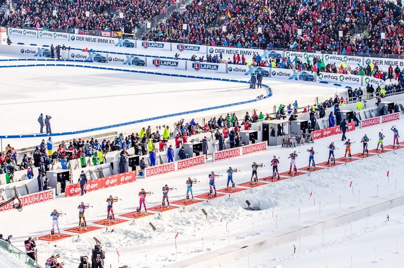 Jessica Jislová v poli závodnic na dramatické položce ve stoje prvního úseku. Foto: Český biatlon, Petr Slavík