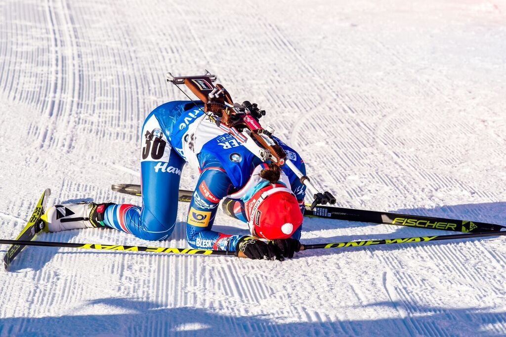 Zcela vyčerpaná Veronika Vítková v cíli závodu sprintu. Na trati bojovala nejen s únavou, ale i s nachlazením. Foto: Český biatlon, Petr Slavík
