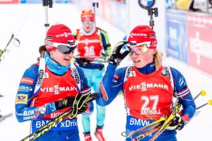 Veronika Vítková a Eva Puskarčíková v cíli stíhacího závodu. Foto: Český biatlon, Petr Slavík