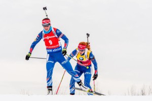 Veronika Vítková a Gabriela Soukalová na trati závodu s hromadným startem. Foto: Český biatlon, Petr Slavík
