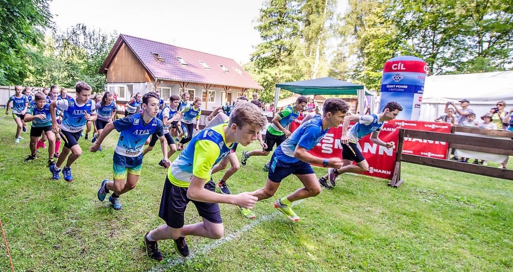 Hromadný start závodu mladších dorostenců a dorostenek. V popředí vítěz kategorie dorostenců A Jonáš Novotný ze Strakonic  